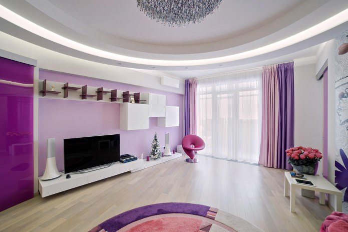 Liliowo-fioletowy we wnętrzu salonu