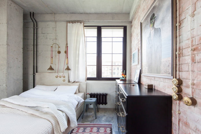 krótkie zasłony w sypialni w stylu loft