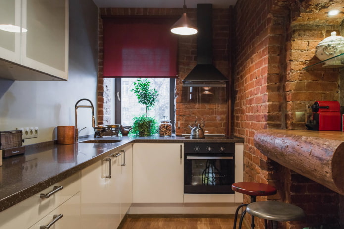 czerwone zasłony w kuchni w stylu loft