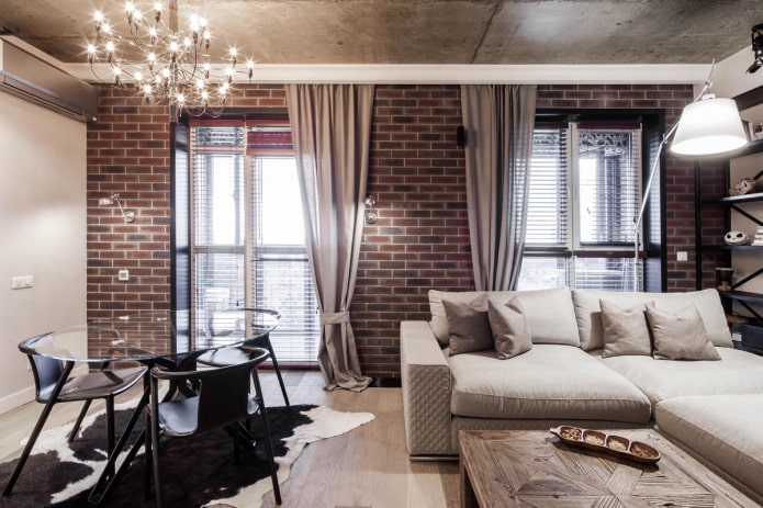 długie zasłony w salonie w stylu loft