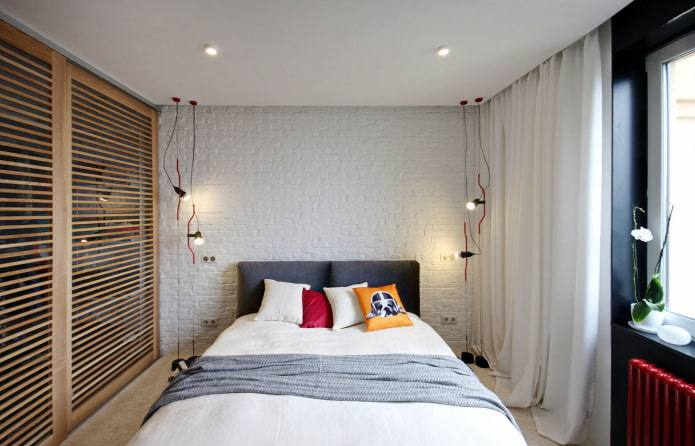 białe zasłony w sypialni w stylu loft