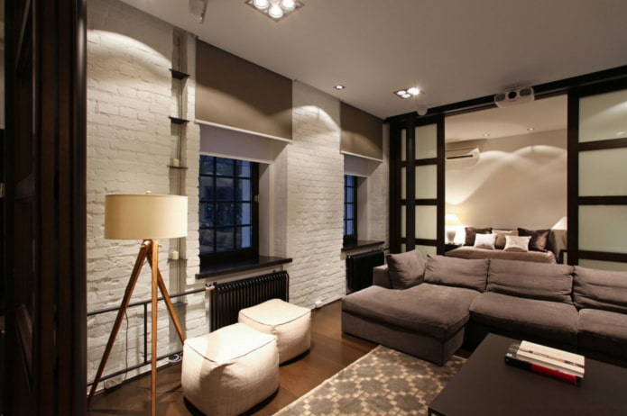 brązowe rolety w salonie w stylu loft