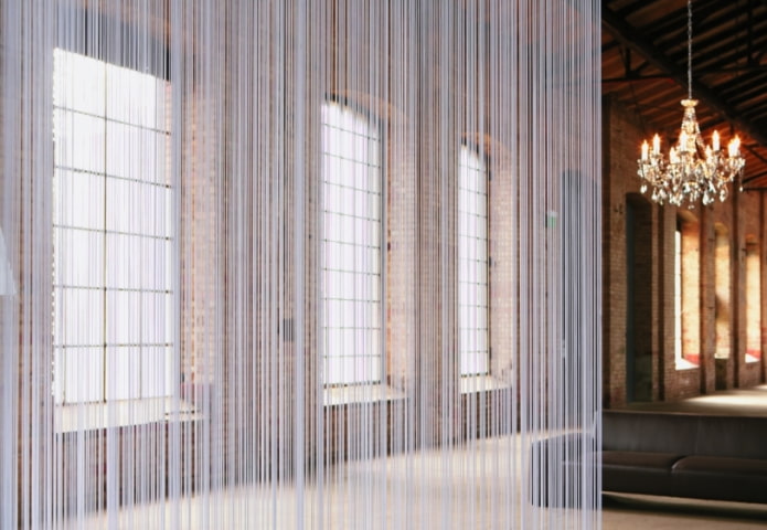 zasłony nitkowe w stylu loft