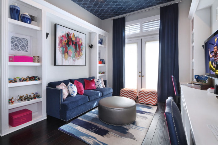 niebieska sofa i niebieska zasłona