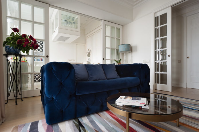 ciemnoniebieska sofa we wnętrzu