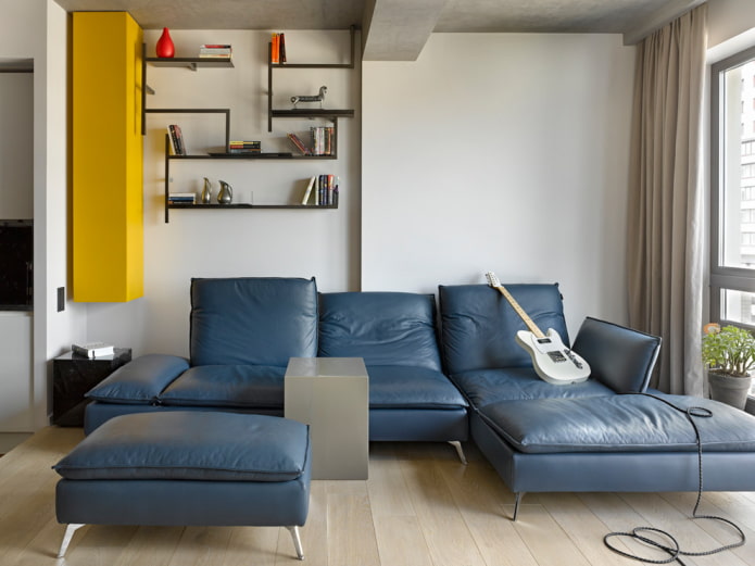 sofa z niebieską tapicerką skórzaną we wnętrzu