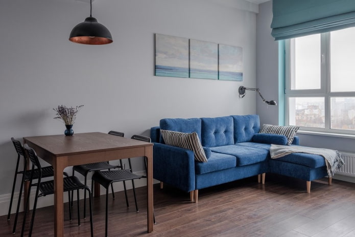 niebieska sofa narożna we wnętrzu