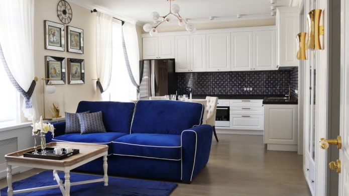 niebieska sofa we wnętrzu kuchni