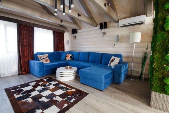 duża niebieska sofa we wnętrzu