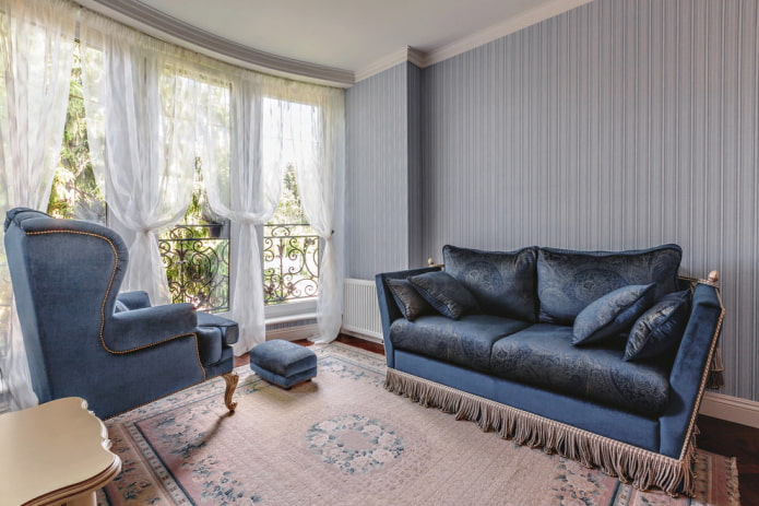 niebieska sofa w stylu neoklasycystycznym