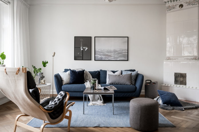 niebieska sofa w stylu skandynawskim