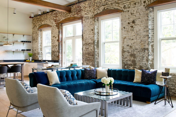 niebieska sofa w stylu loft