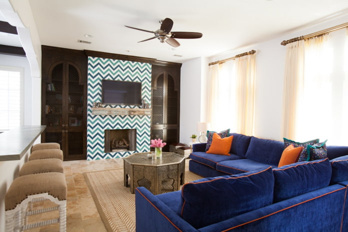 niebieska sofa w stylu orientalnym