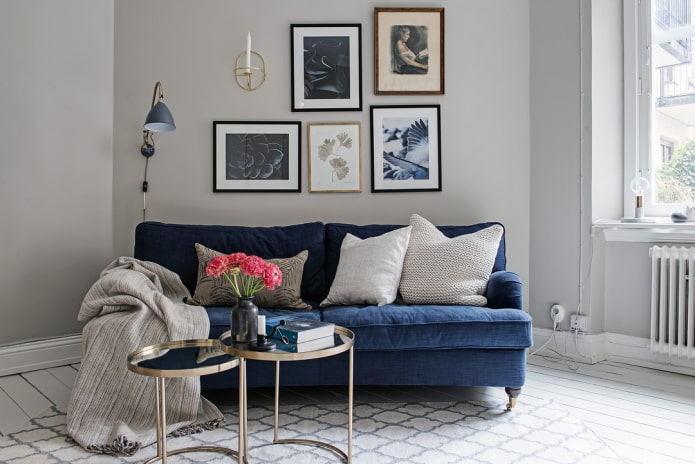 szare ściany i niebieska sofa