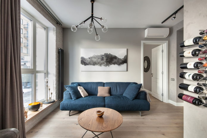 niebieska sofa w połączeniu ze ścianami
