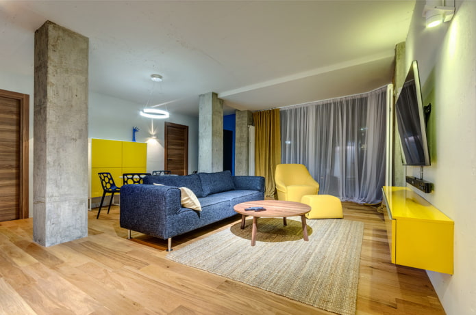 niebieska sofa we wnętrzu salonu