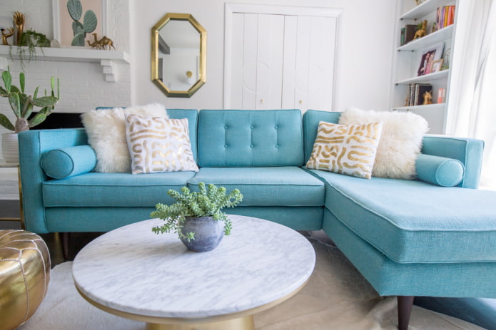 niebieska materiałowa sofa we wnętrzu