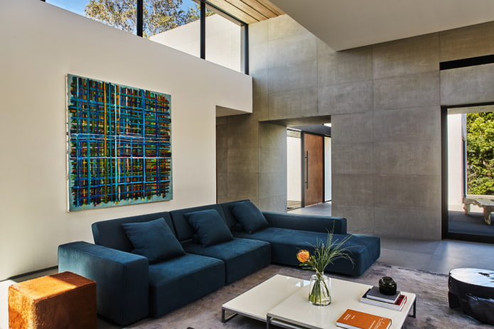 niebieska sofa modułowa we wnętrzu