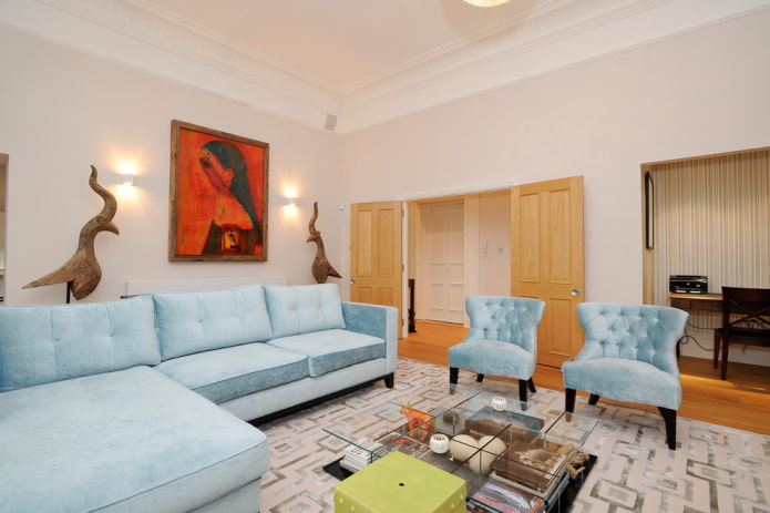 szaro-niebieska sofa we wnętrzu