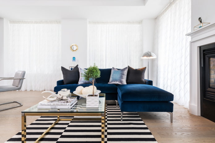 niebieska sofa w połączeniu z zasłonami