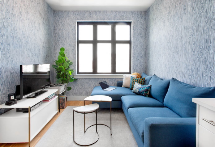 niebieska sofa we wnętrzu salonu