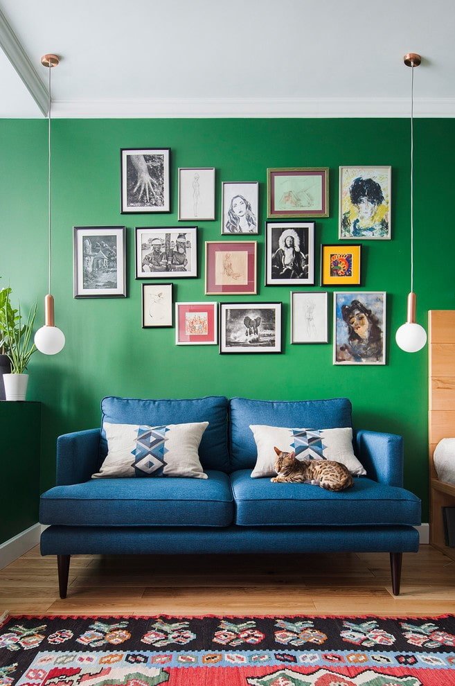 niebieska sofa na nogach