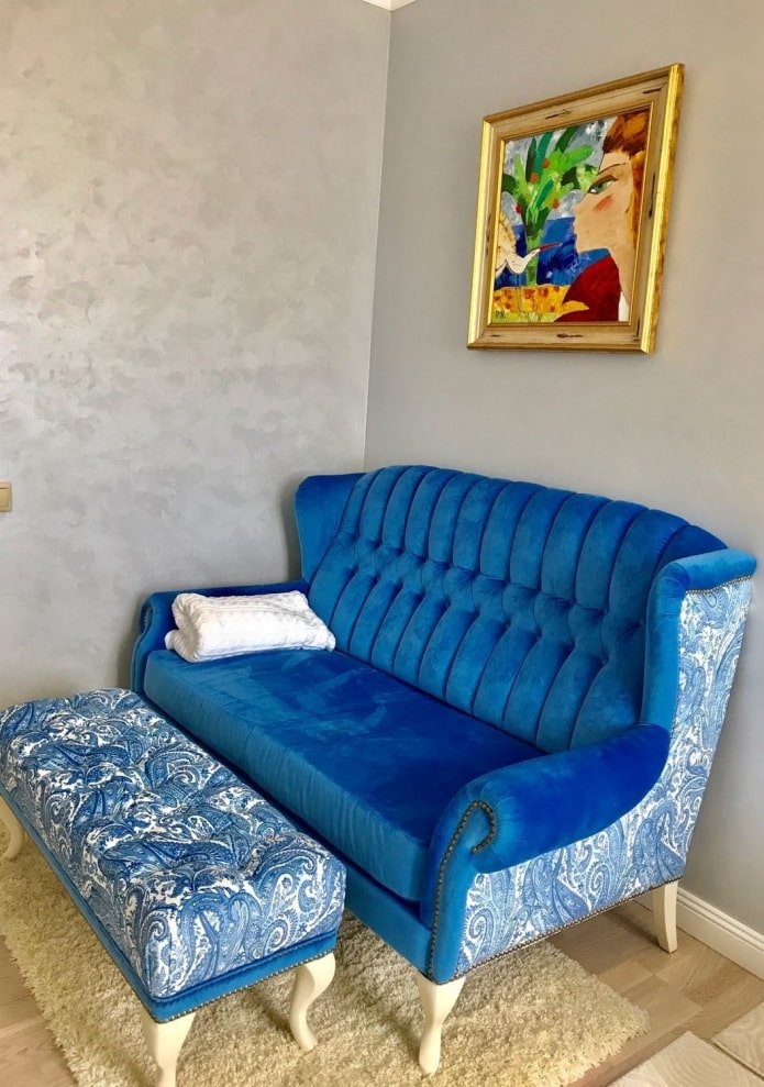 niebieska sofa ze wstawkami