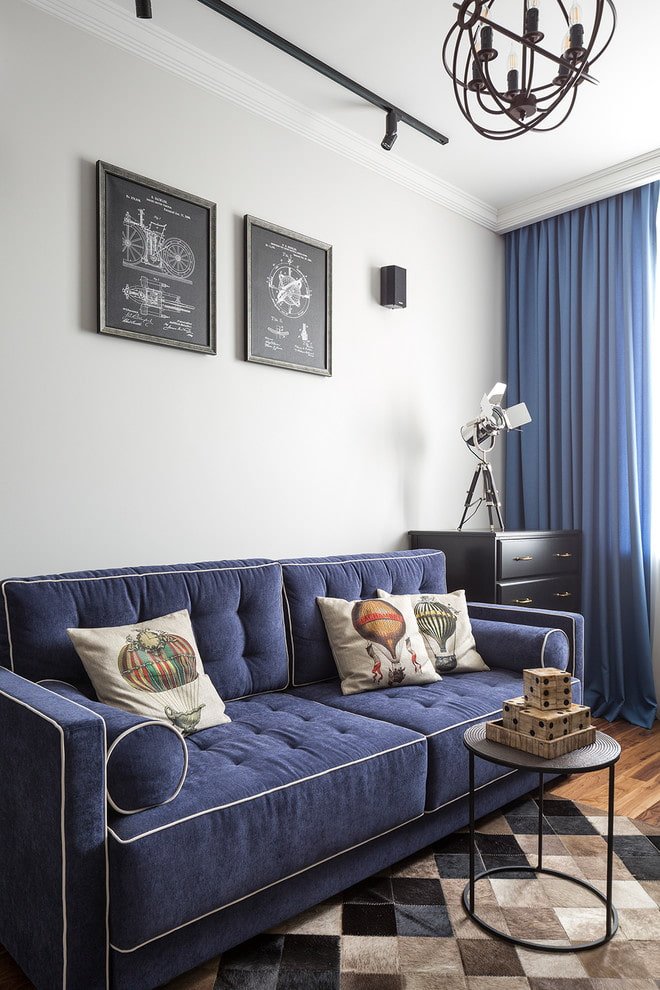 niebieska sofa z lamówką