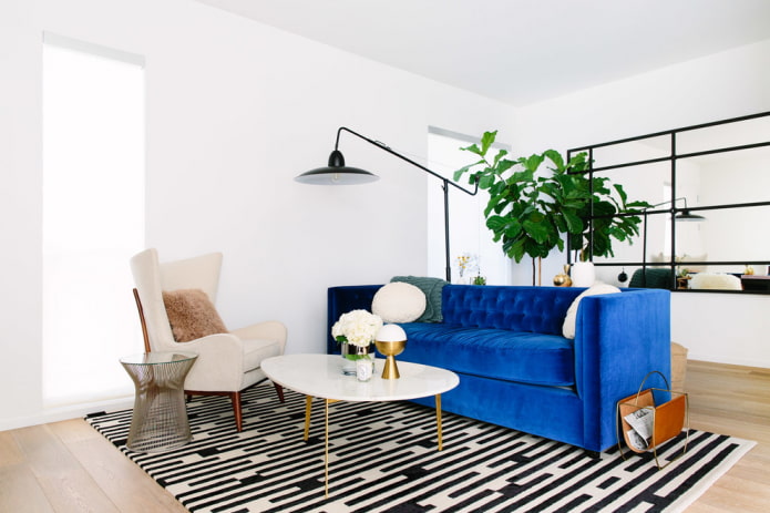mała niebieska sofa we wnętrzu