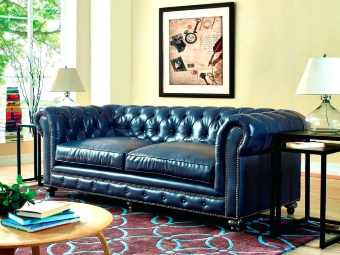 niebieska skórzana sofa we wnętrzu