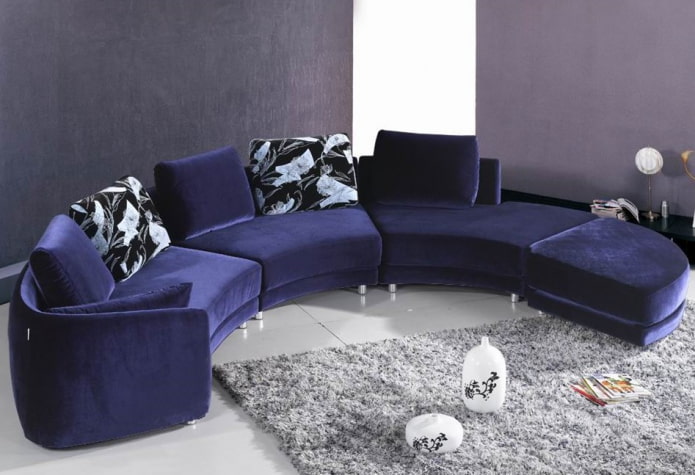 półokrągła niebieska sofa we wnętrzu