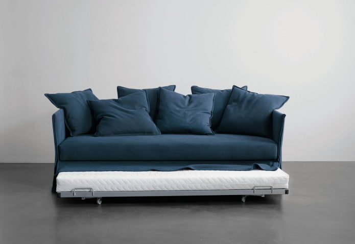 niebieska rozkładana sofa we wnętrzu