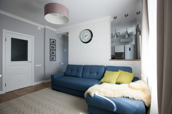 niebieska sofa w połączeniu z kocem
