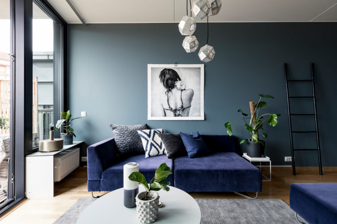 niebieska sofa