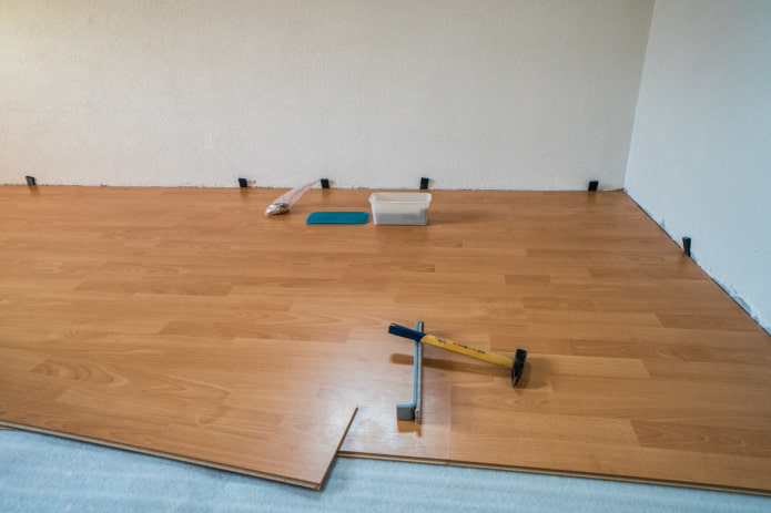 szczeliny pod laminatem