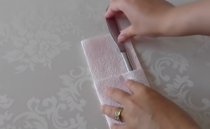 włóż sztućce do serwetki