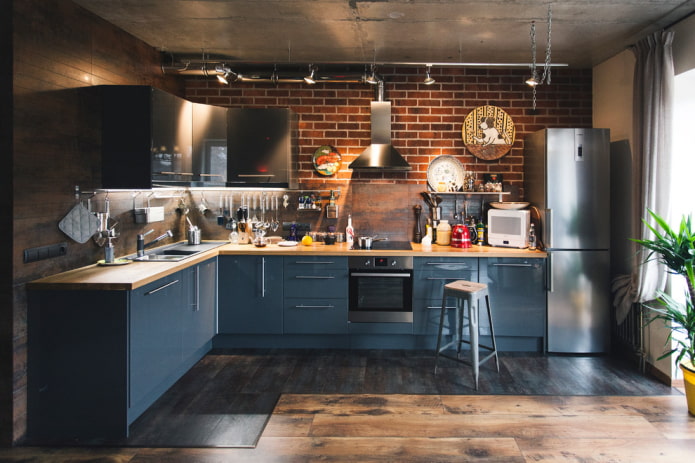 połączenie laminatu i płytek w stylu loft