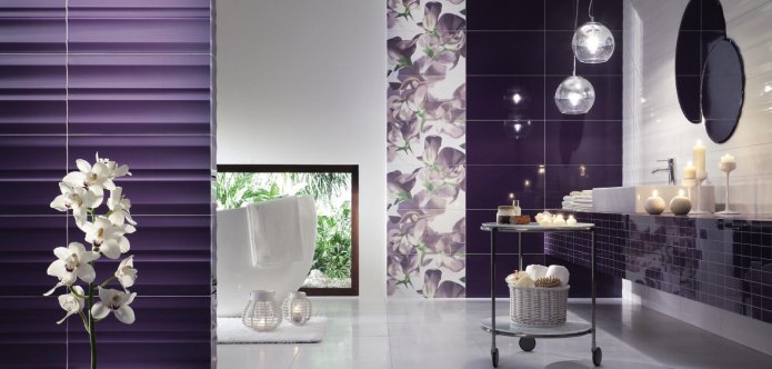 białe i fioletowe płytki łazienkowe ze wzorem orchidei