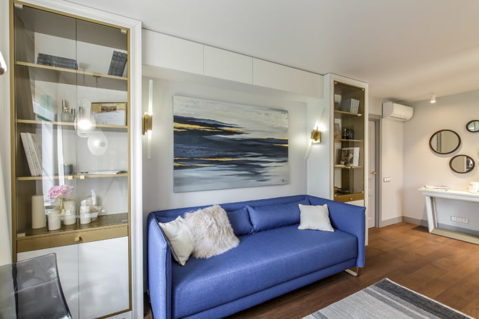 niebieska sofa we wnętrzu