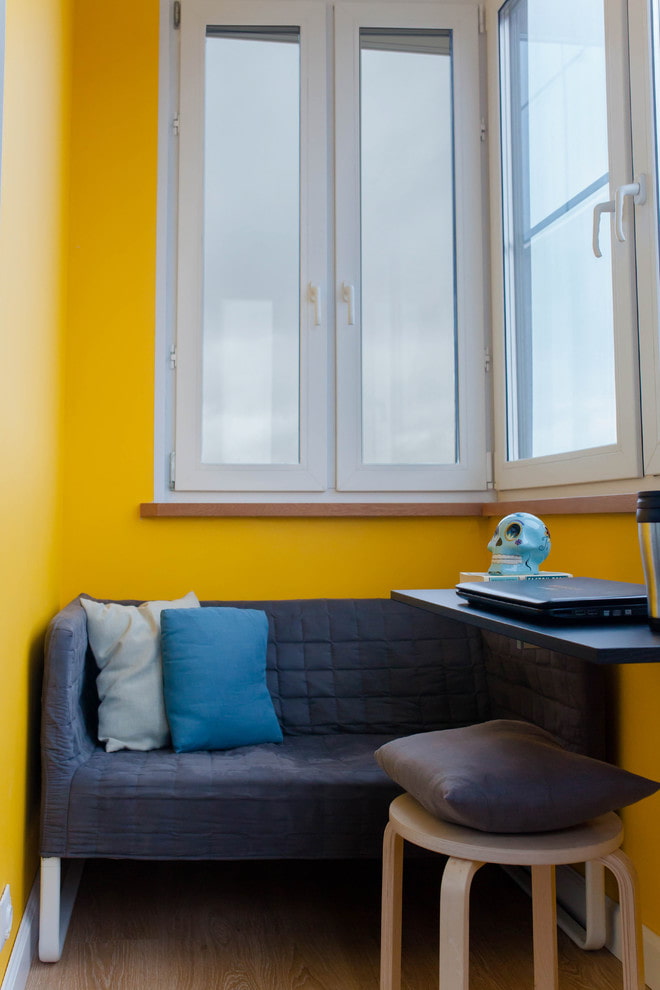 sofa we wnętrzu balkonowym