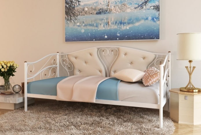 pojedyncza sofa we wnętrzu