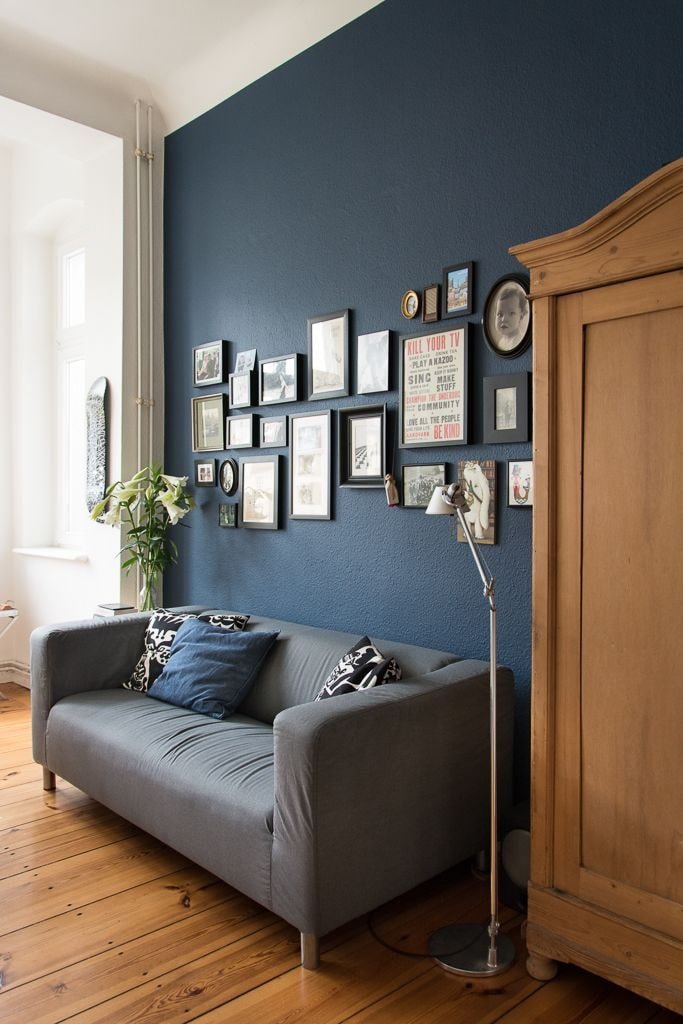 mała sofa we wnętrzu