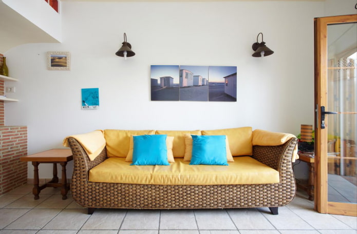 sofa z wikliny rattanowej we wnętrzu