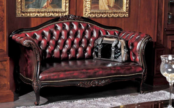 sofa we wnętrzu w stylu barokowym