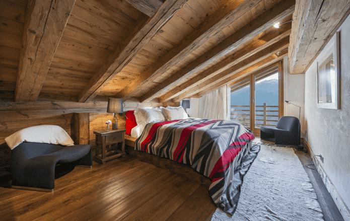 wnętrze sypialni na poddaszu w stylu chalet