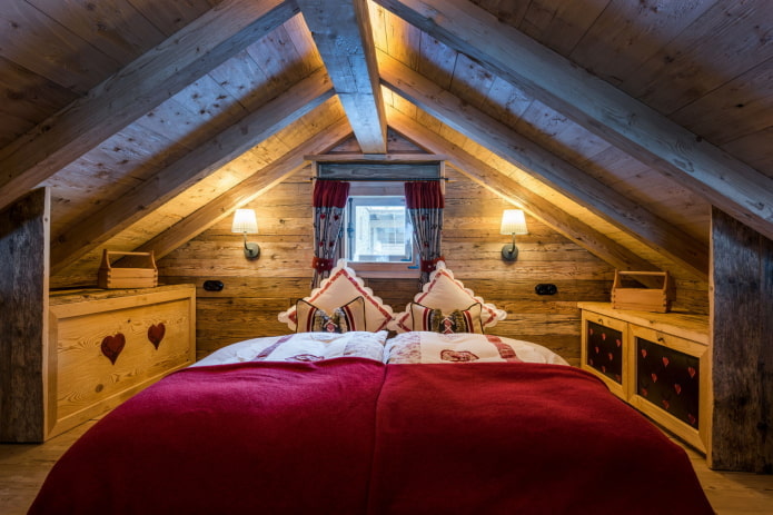wnętrze sypialni na poddaszu w stylu chalet