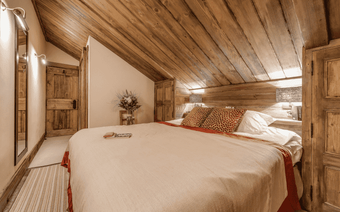 wnętrze sypialni na poddaszu w stylu chalet