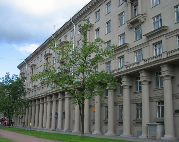 Budynek mieszkalny z czasów stalinowskich
