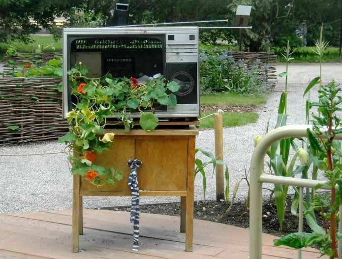 Kwietnik ze starego telewizora
