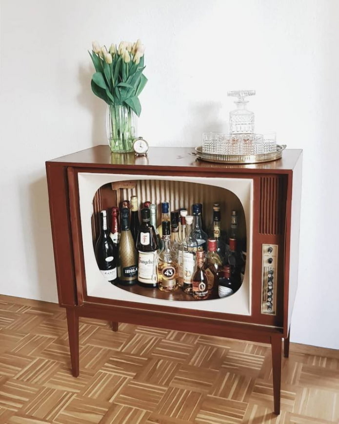 Barek ze starego telewizora na nogach